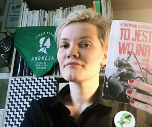 Karolina Micuła. Aktorka pokazała nagie piersi na Strajku Kobiet