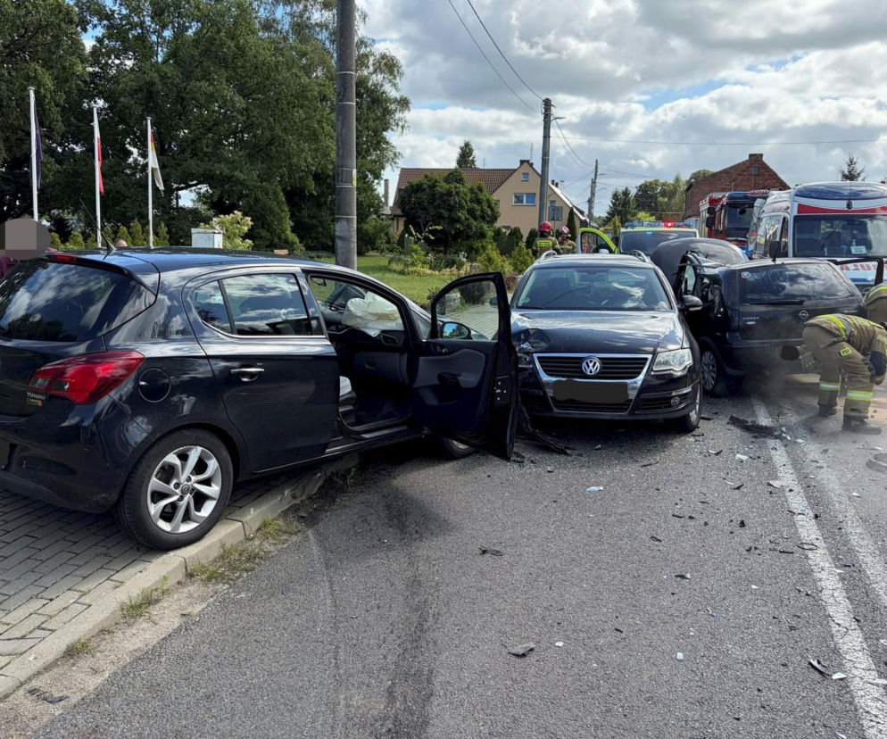 17-latek uciekał przed policją i rozbił auto. Pięć osób wylądowało w szpitalu