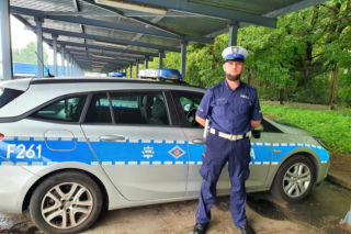 ŁÓDŹ. Policjant uchronił go przed OKRUTNĄ śmiercią na torach. MAMY NAGRANIE! [AKTUALIZACJA]