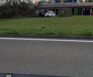 WYPADEK w Katowicach! Dwa samochody SPADŁY ZE SKARPY! 