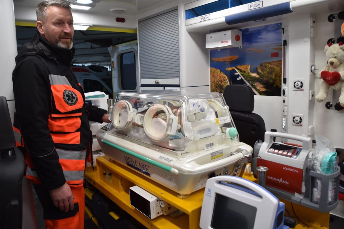 Nowoczesny ambulans do przewożenia noworodków w Olsztynie. Trafił do stacji pogotowia ratunkowego