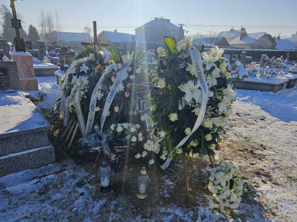 Grób młodziutkiej chórzystki Joli tonie w kwiatach