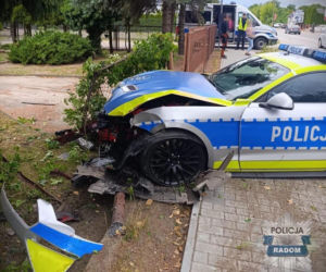 Policyjny Mustang rozbity pod Radomiem. Auto odebrane pijanemu kierowcy uczestniczyło w kolizji