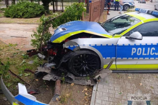 Policyjny Mustang rozbity pod Radomiem. Auto odebrane pijanemu kierowcy uczestniczyło w kolizji