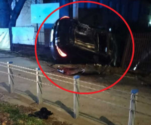 Dłutów. 22-latek wylądował volkswagenem na szkolnym ogrodzeniu. Jak to się stało?! [FOTO]