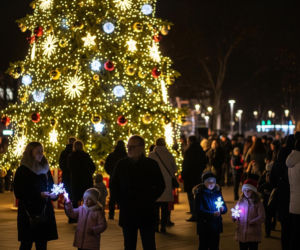 Kraków rozświetlony. Kardynał Ryś i świąteczny fenomen pod Oknem Papieskim – co kryje się za kulisami?