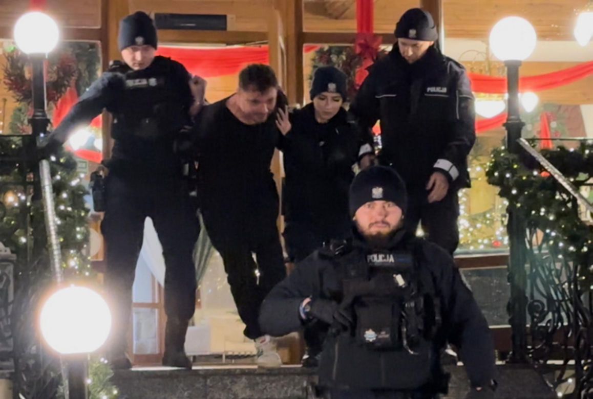 Daniel Martyniuk skuty w kajdanki i wyprowadzony z hotelu