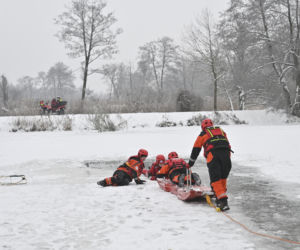 Gdy załamie się lód. Co robić, by uratować siebie lub kogoś, gdy wpadnie do wody?