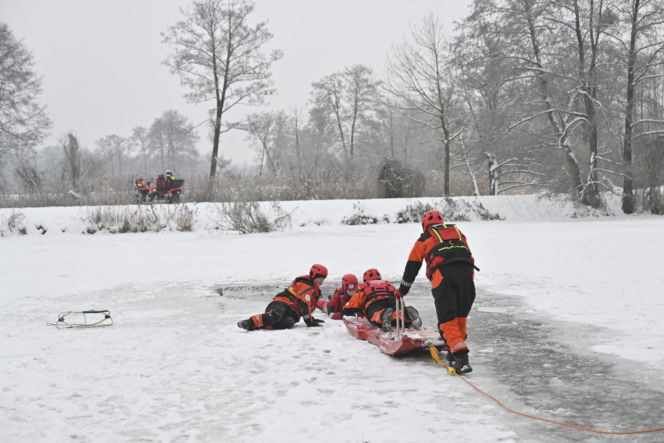 Gdy załamie się lód. Co robić, by uratować siebie lub kogoś, gdy wpadnie do wody?