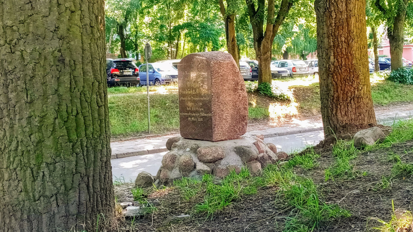Zabytkowy pomnik na Pomorzanach wrócił na cokół po kilkudziesięciu latach