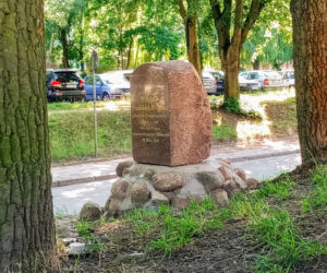 Zabytkowy pomnik na Pomorzanach wrócił na cokół po kilkudziesięciu latach