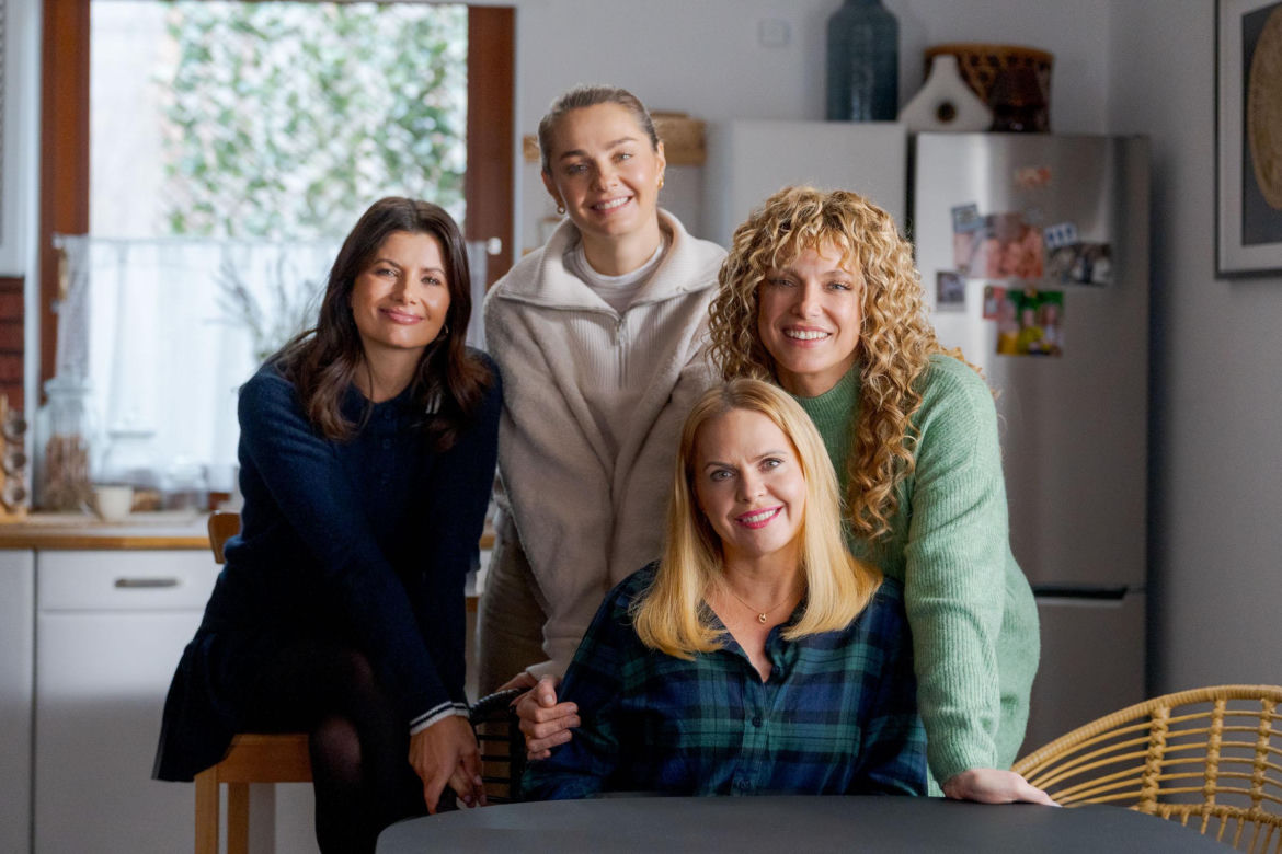 Przyjaciółki 25 sezon. Anka (Magdalena Stużyńska-Brauer), Inga (Małgorzata Socha), Patrycja (Joanna Liszowska), Dorotka (Agnieszka Sienkiewicz-Gauer)