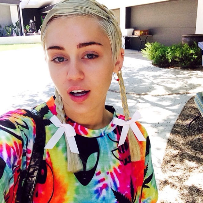 Miley Cyrus chwali się nową fryzurą i dziwnym tatuażem!