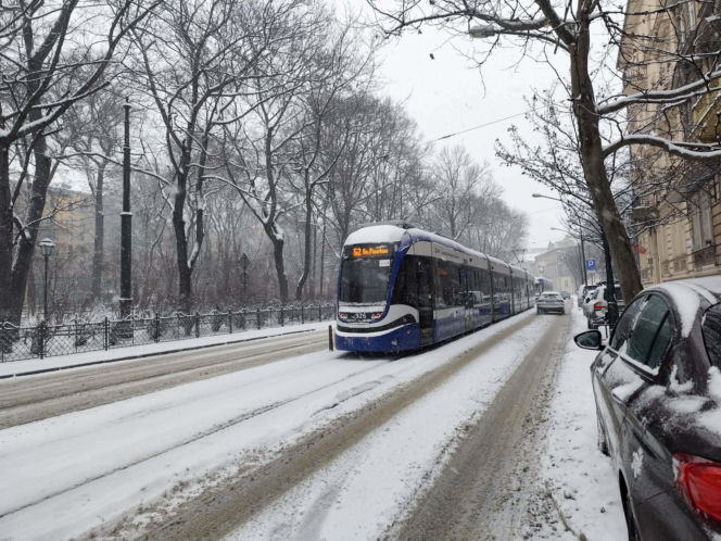 Atak zimy w Krakowie. Miasto sparaliżowane, IMGW ostrzega
