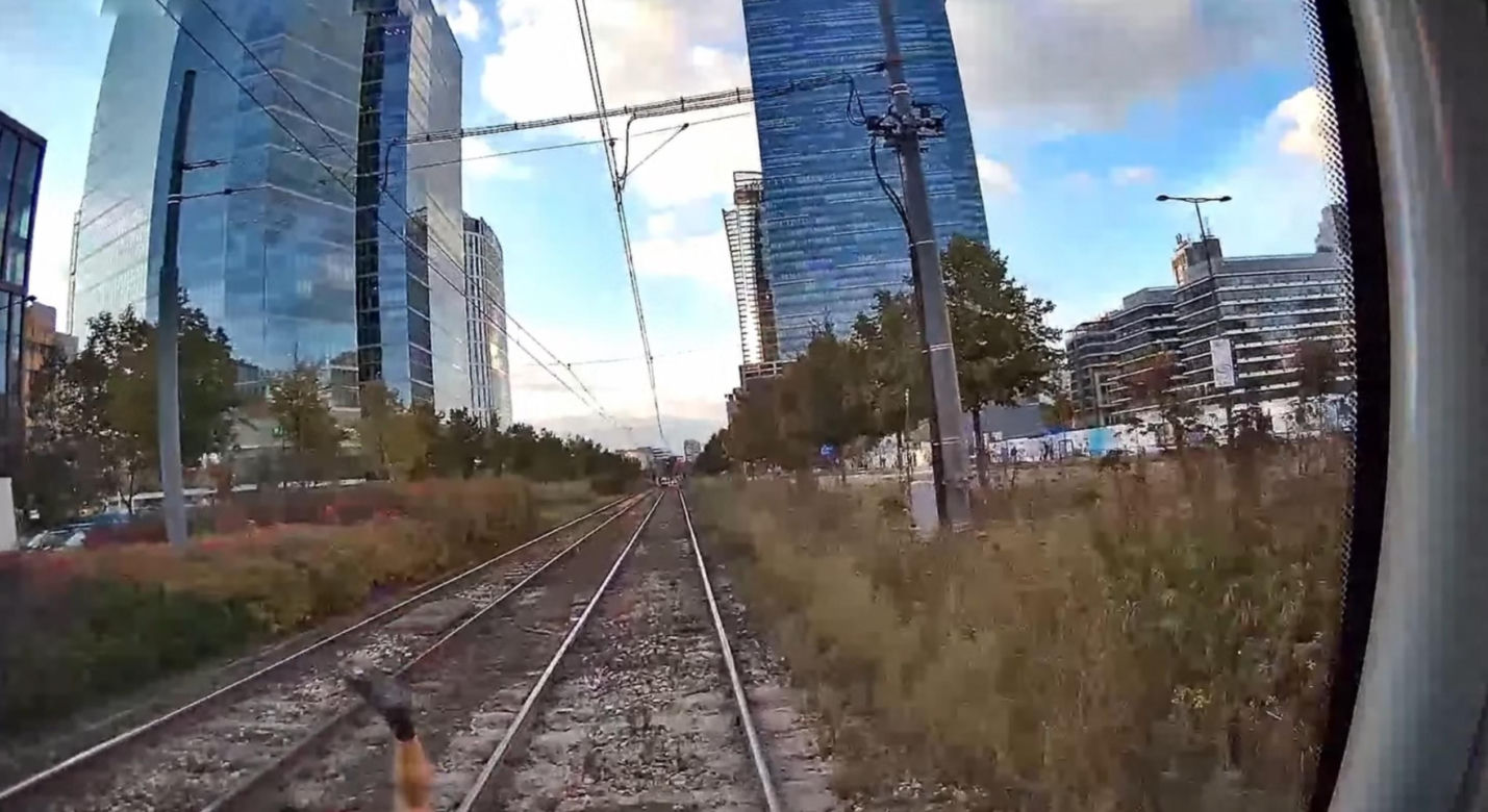 Wstrząsające nagranie z tramwaju. Rowerzysta przejechał na czerwonym świetle przez pasy