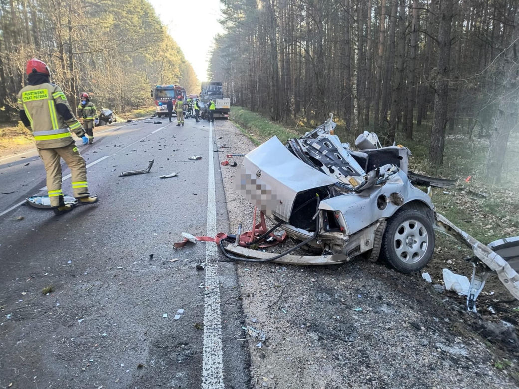 Dramat na drodze. Osobówka rozerwana na strzępy! Dwie osoby w szpitalu.