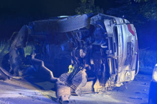Tragedia pod Warszawą. BMW dachowało, silnik znaleziono 100 metrów dalej!