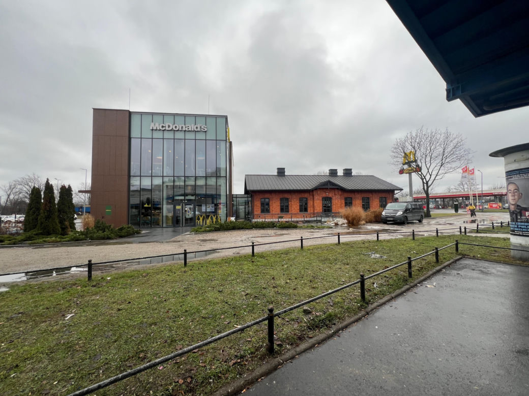 Nietypowy McDonald's przy ul. Radzymińskiej w Warszawie