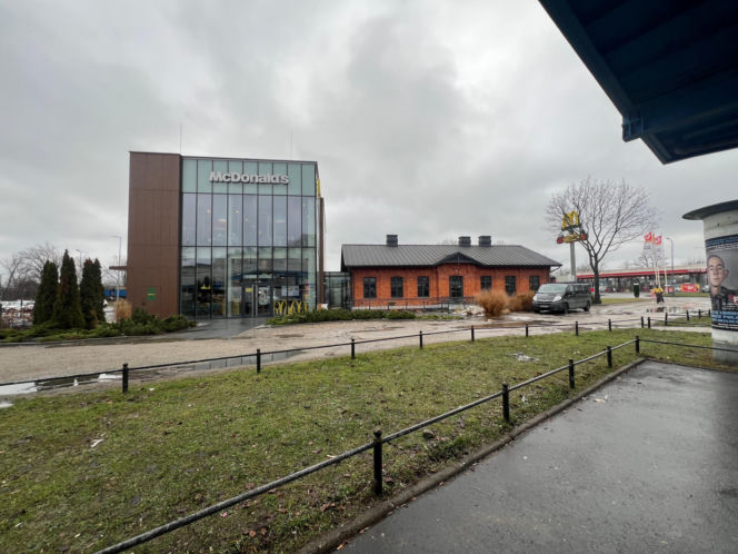 Nietypowy McDonald's przy ul. Radzymińskiej w Warszawie
