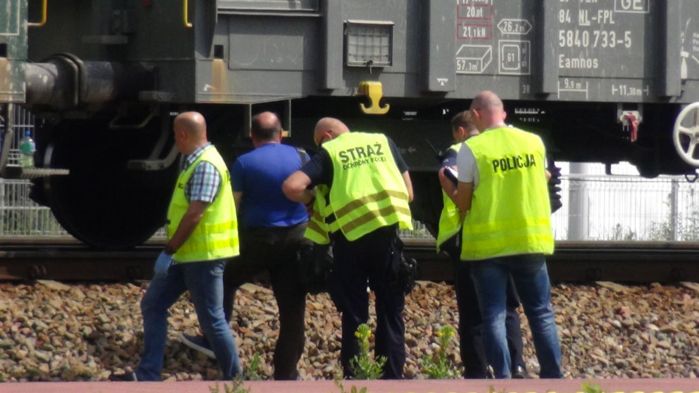 Makabra na torach w Warszawie. Rozczłonkowane ciało leży na torach