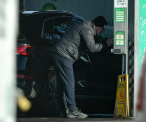 Robert Więckiewicz myje samochód