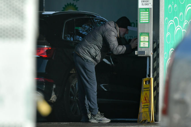 Robert Więckiewicz myje samochód