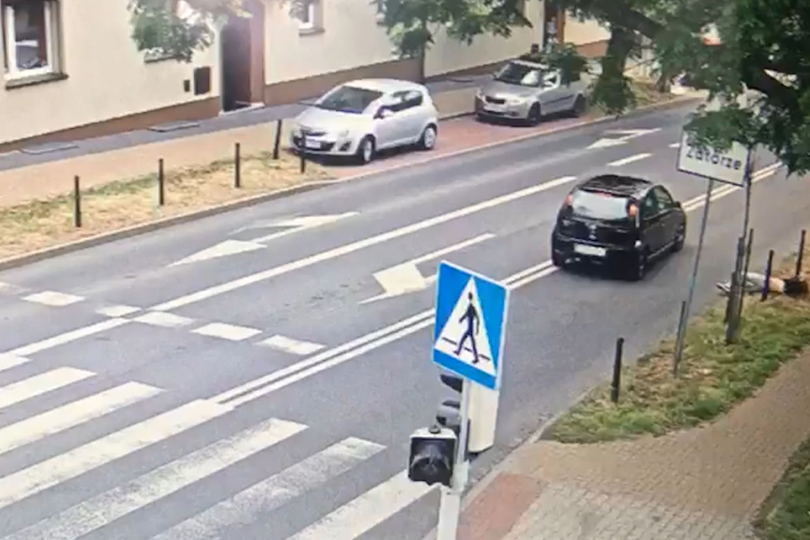 Magda wybiegła na pasy zza autobusu. Potrącił ją samochód. Nagranie wbija w fotel