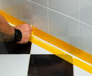 Jak poprawnie usunąć starą fugę i silikon oraz nałożyć nowy? Murator Remontuje