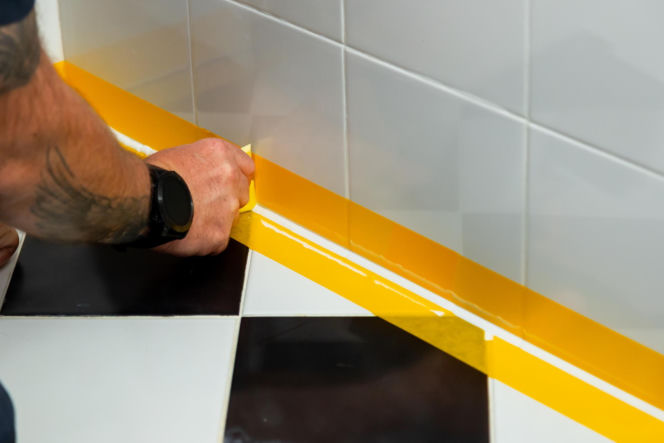 Jak poprawnie usunąć starą fugę i silikon oraz nałożyć nowy? Murator Remontuje