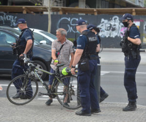 Leciała krew i kebaby. Starcie w centrum Warszawy przy furgonetce antyaborcyjnej 