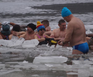 Lodowata woda, gorące emocje. Morsy znów opanowały jezioro pod Bydgoszczą
