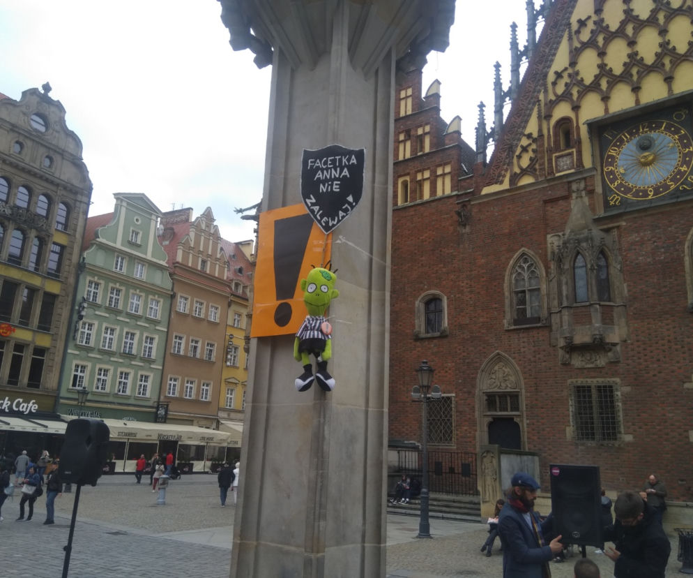 Strajk zawieszony, ale nie odpuszczają. Kilkaset osób protestowało pod Pręgierzem