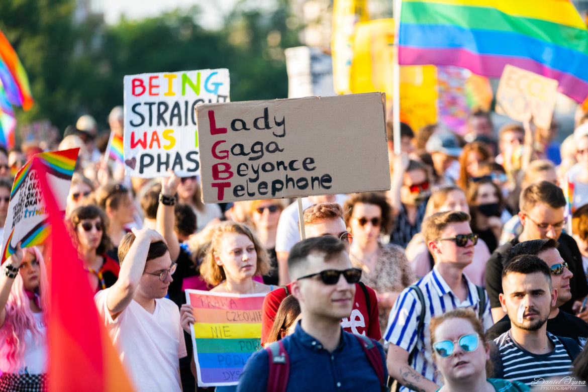 Marsz Równości w Krakowie - tłumy na wydarzeniu pod hasłem "Zaczerpnąć tchu".