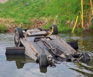 Pijany kierowca przebił barierki i spadł z mostu do rzeki