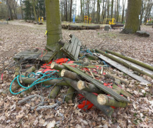 Rozbiórka Parku Linowego Tarzan w Parku Tysiąclecia w Lesznie