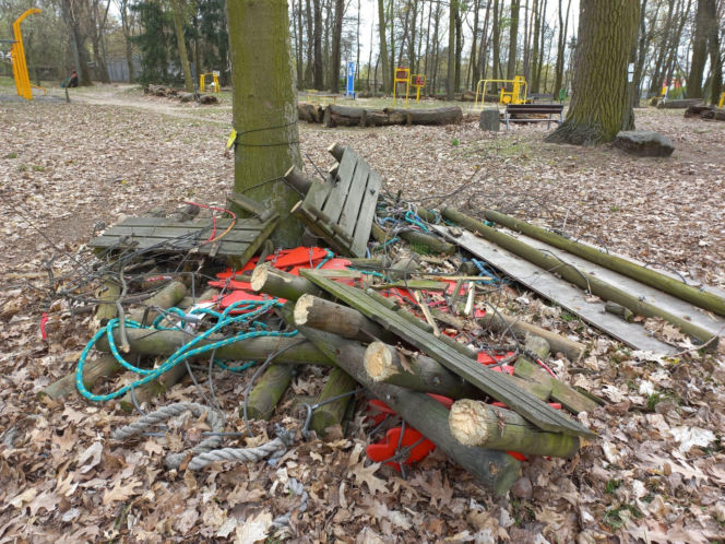 Rozbiórka Parku Linowego Tarzan w Parku Tysiąclecia w Lesznie