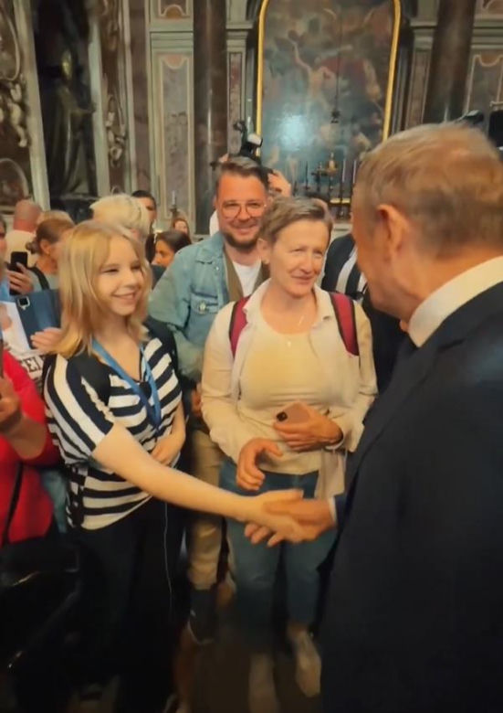 Ludzie spotkali Tuska w Watykanie i się zaczęło! Zaskakujące sceny w kościele tuż przy grobie Jana Pawła II