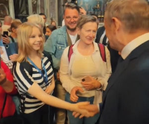 Ludzie spotkali Tuska w Watykanie i się zaczęło! Zaskakujące sceny w kościele tuż przy grobie Jana Pawła II