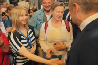 Ludzie spotkali Tuska w Watykanie i się zaczęło! Zaskakujące sceny w kościele tuż przy grobie Jana Pawła II