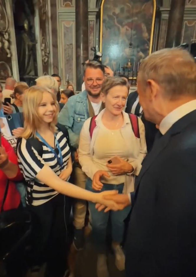 Ludzie spotkali Tuska w Watykanie i się zaczęło! Zaskakujące sceny w kościele tuż przy grobie Jana Pawła II