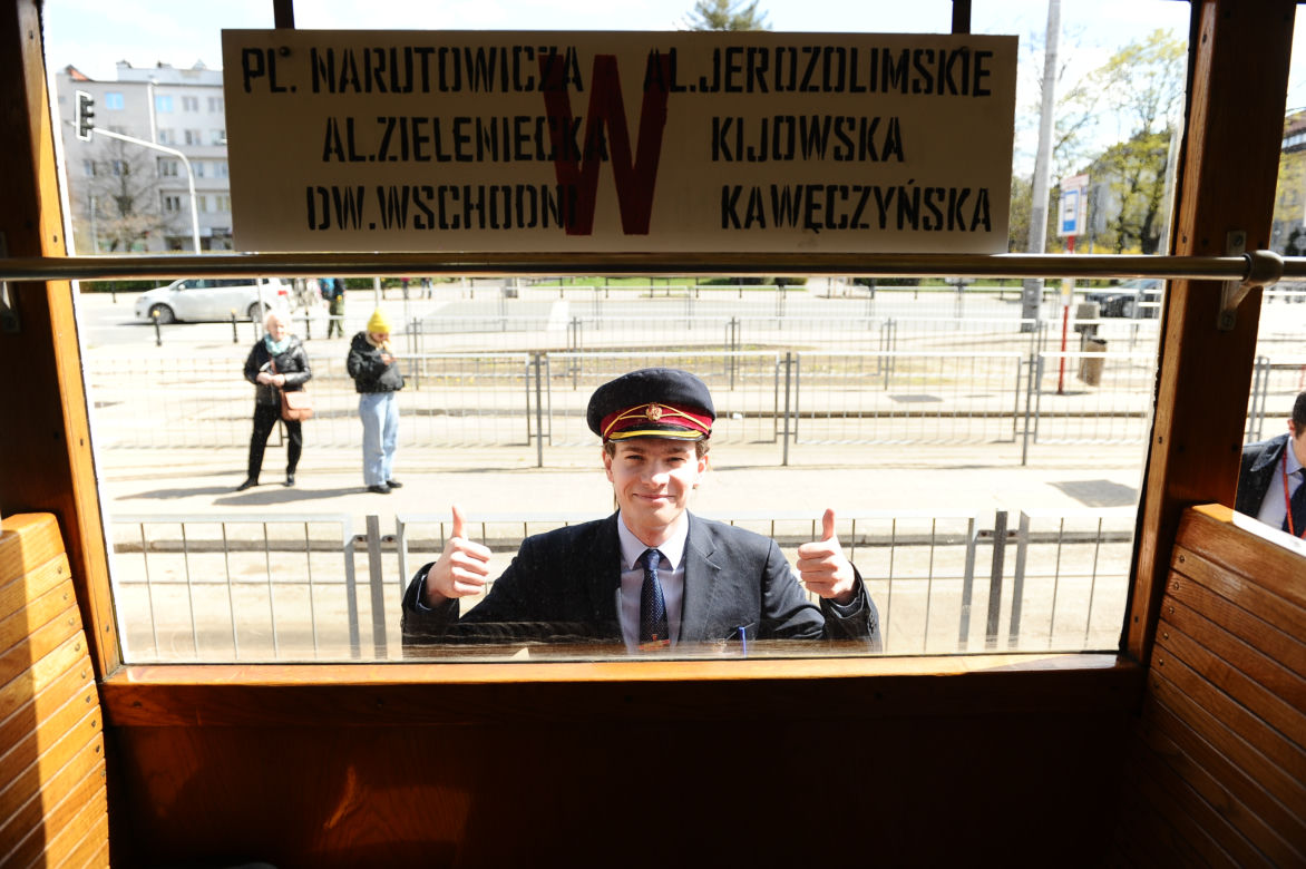 Parówki opanowały Warszawę. Zabytkowe tramwaje zrobiły wielką radochę pasażerom