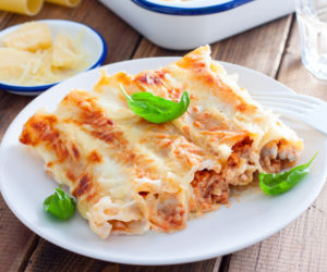 Cannelloni nadziewane mięsem zapieczone pod beszamelem: przepis krok po kroku