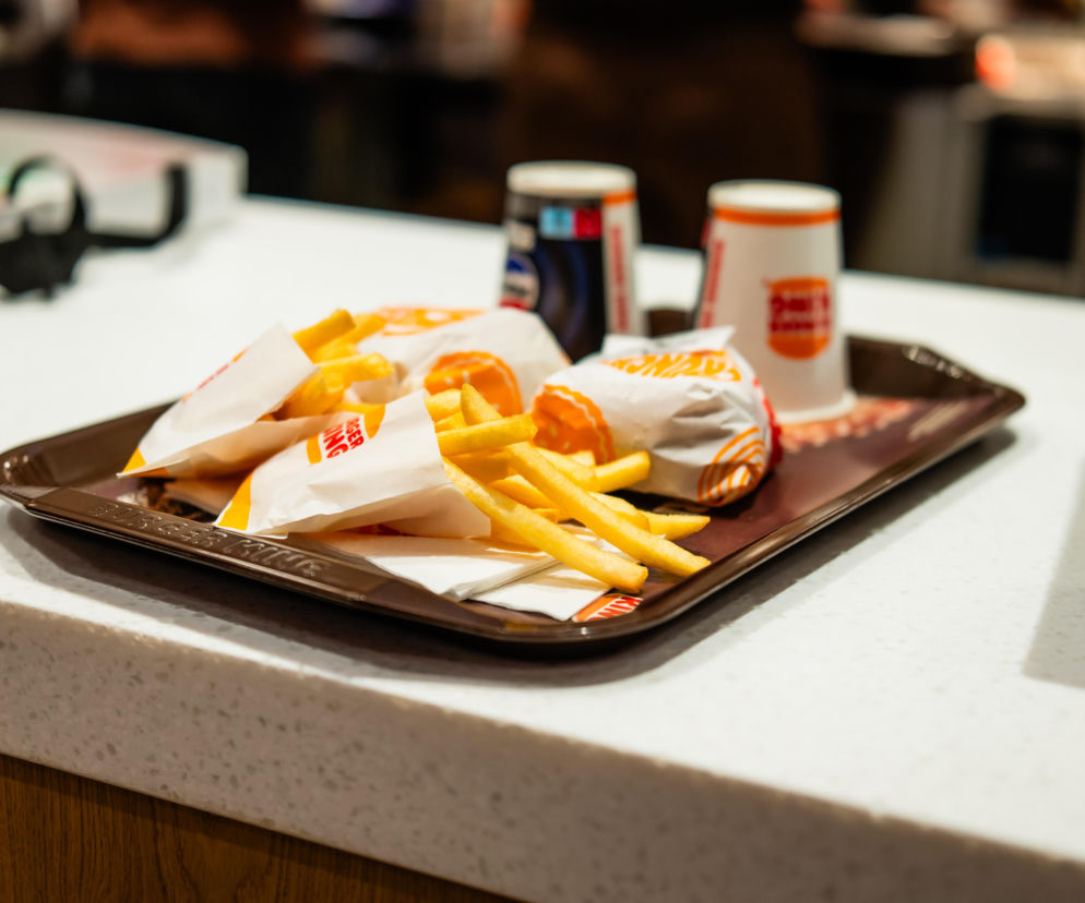 Taca z frytkami, burgerami i napojami w restauracji Burger King. O otwarciu w Posnanii przeczytasz na Eska Poznań.
