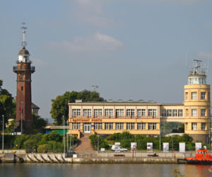 27-metrowa latarnia została oddana do użytku w 1894 roku i przez prawie 100 lat wskazywała statkom drogę do gdańskiego portu.