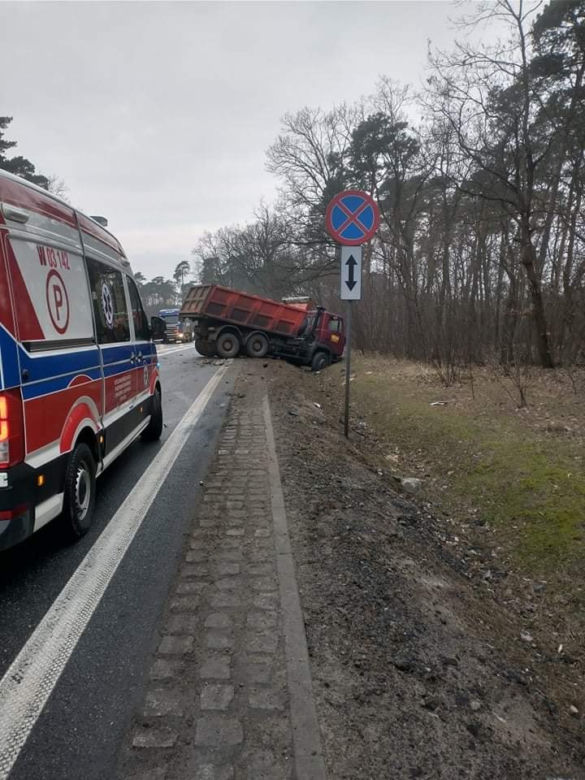 Potworny wypadek pod Płockiem! Volvo 18-latka zderzyło się czołowo z tirem i busem. DK 60 zablokowana [ZDJĘCIA]