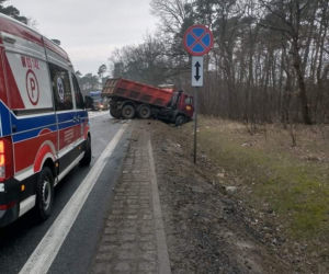 Potworny wypadek pod Płockiem! Volvo 18-latka zderzyło się czołowo z tirem i busem. DK 60 zablokowana [ZDJĘCIA]