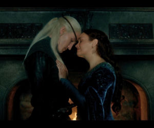 Ewan Mitchell jako książę Aemond Targaryen i Olivia Cooke jako królowa wdowa Alicent Hightower