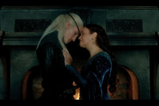 Ewan Mitchell jako książę Aemond Targaryen i Olivia Cooke jako królowa wdowa Alicent Hightower