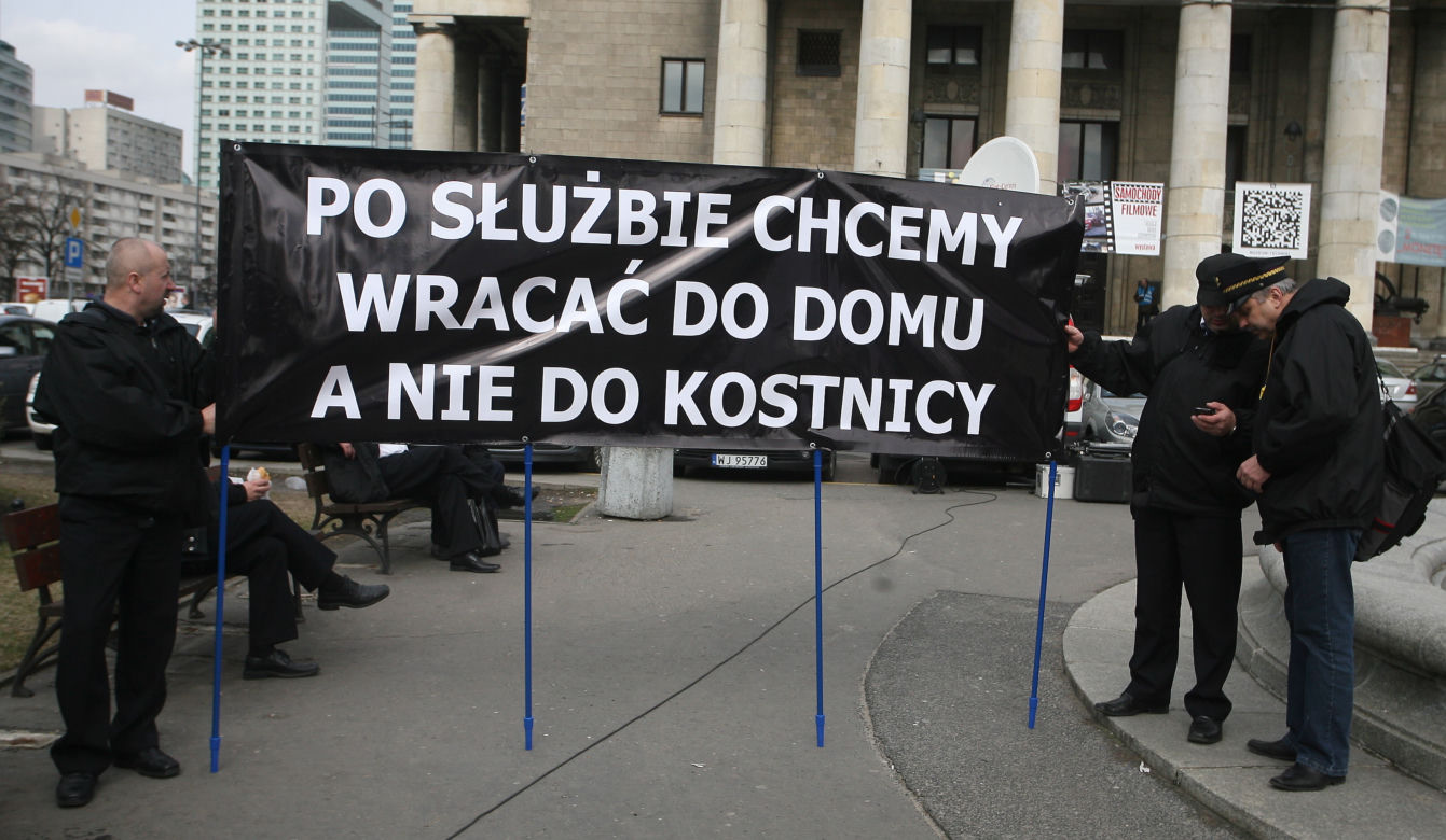 WARSZAWA: Protest KOLEJARZY przed Kancelarią Premiera - ZDJĘCIA