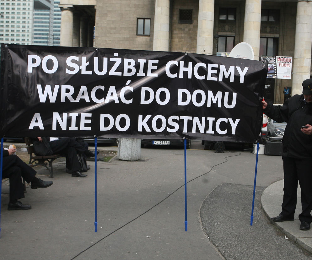 WARSZAWA: Protest KOLEJARZY przed Kancelarią Premiera - ZDJĘCIA